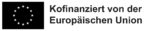 Emblem der Europäischen Union bestehend aus einer schwarzen rechteckigen Flagge. Auf dem schwarzen Hintergrund liegt ein Kranz von zwölf weißen fünfzackigen Sternen, deren Spitzen sich nicht berühren. Rechts neben der Flagge steht der Hinweis "Kofinanziert von der Europäischen Union"