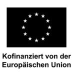 Emblem der Europäischen Union bestehend aus einer schwarzen rechteckigen Flagge. Auf dem schwarzen Hintergrund liegt ein Kranz von zwölf weißen fünfzackigen Sternen, deren Spitzen sich nicht berühren. Unterhalb der Flagge steht der Hinweis "Kofinanziert von der Europäischen Union"