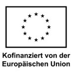Emblem der Europäischen Union bestehend aus einer weißen rechteckigen Flagge. Auf dem weißen Hintergrund mit schwarzer Umrandung liegt ein Kranz von zwölf schwarzen fünfzackigen Sternen, deren Spitzen sich nicht berühren. Unterhalb der Flagge steht der Hinweis "Kofinanziert von der Europäischen Union"