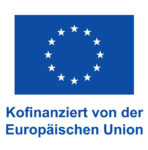 Emblem der Europäischen Union bestehend aus einer blauen rechteckigen Flagge. Auf dem blauen Hintergrund liegt ein Kranz von zwölf weißen fünfzackigen Sternen, deren Spitzen sich nicht berühren. Unterhalb der Flagge steht der Hinweis "Kofinanziert von der Europäischen Union"