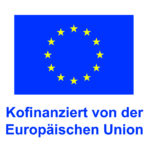 Emblem der Europäischen Union bestehend aus einer blauen rechteckigen Flagge. Auf dem blauen Hintergrund liegt ein Kranz von zwölf goldenen fünfzackigen Sternen, deren Spitzen sich nicht berühren. Unterhalb der Flagge steht der Hinweis "Kofinanziert von der Europäischen Union"